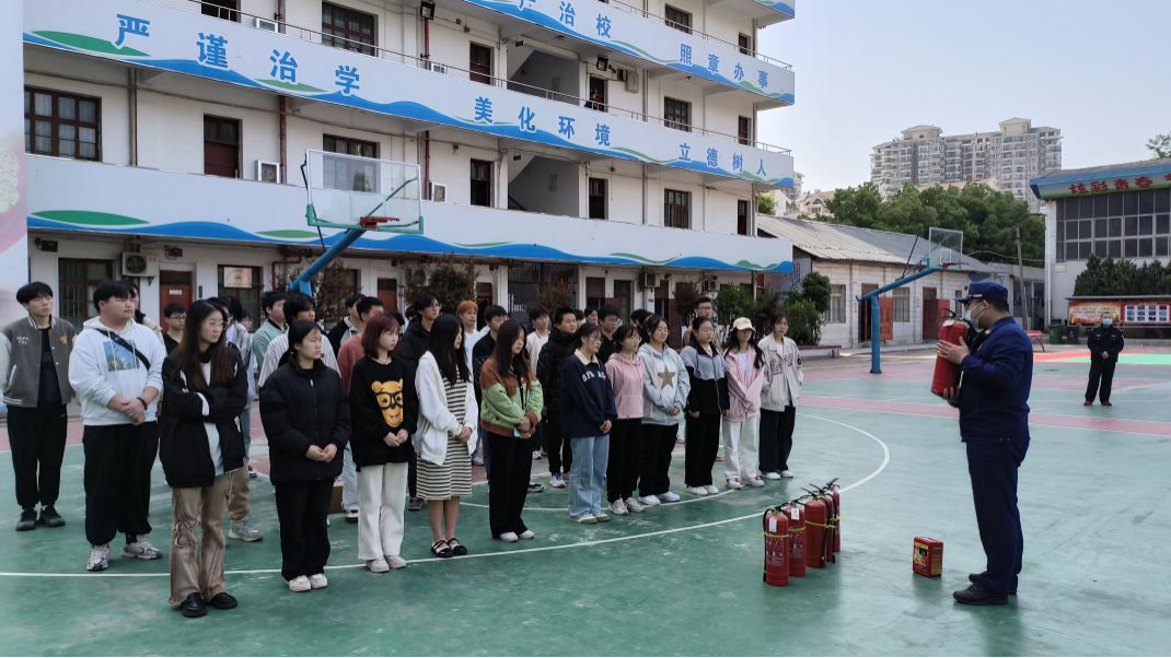 我校開展消防應(yīng)急演練