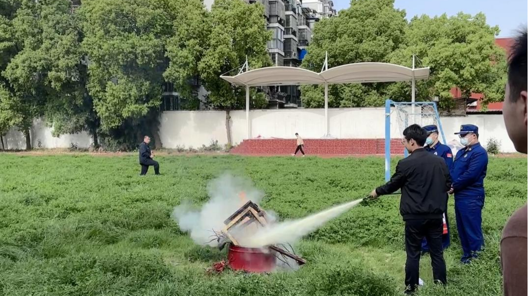 我校開展消防應(yīng)急演練