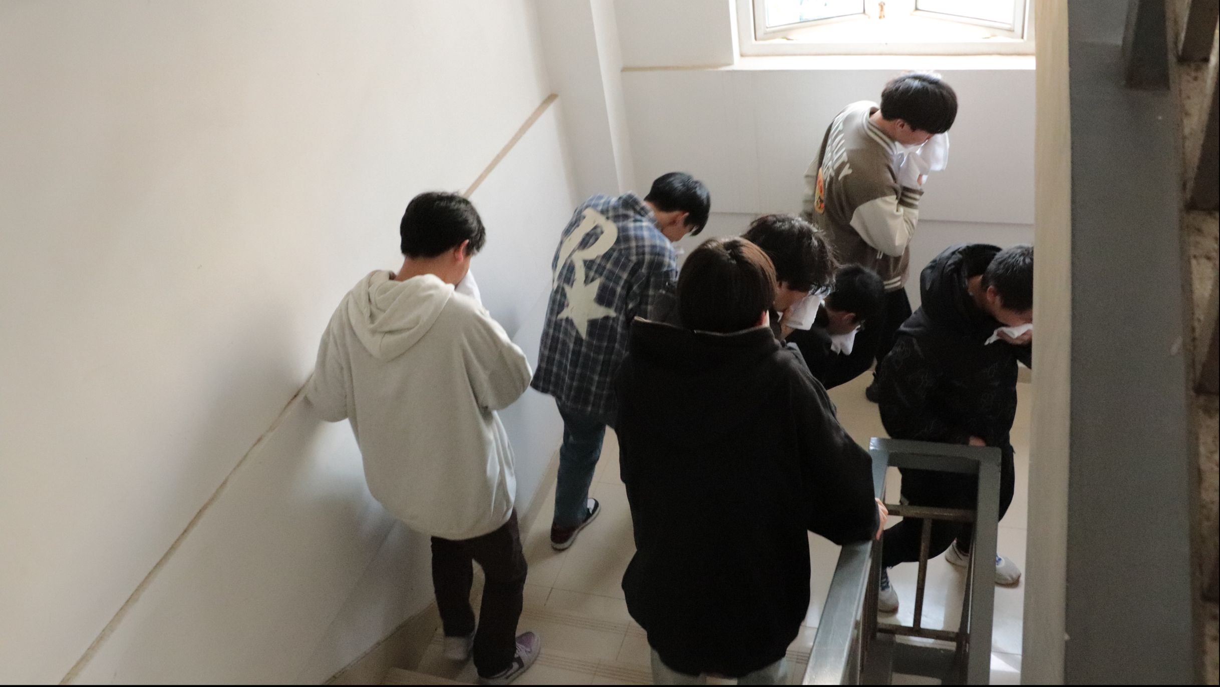 我校開展消防應(yīng)急演練