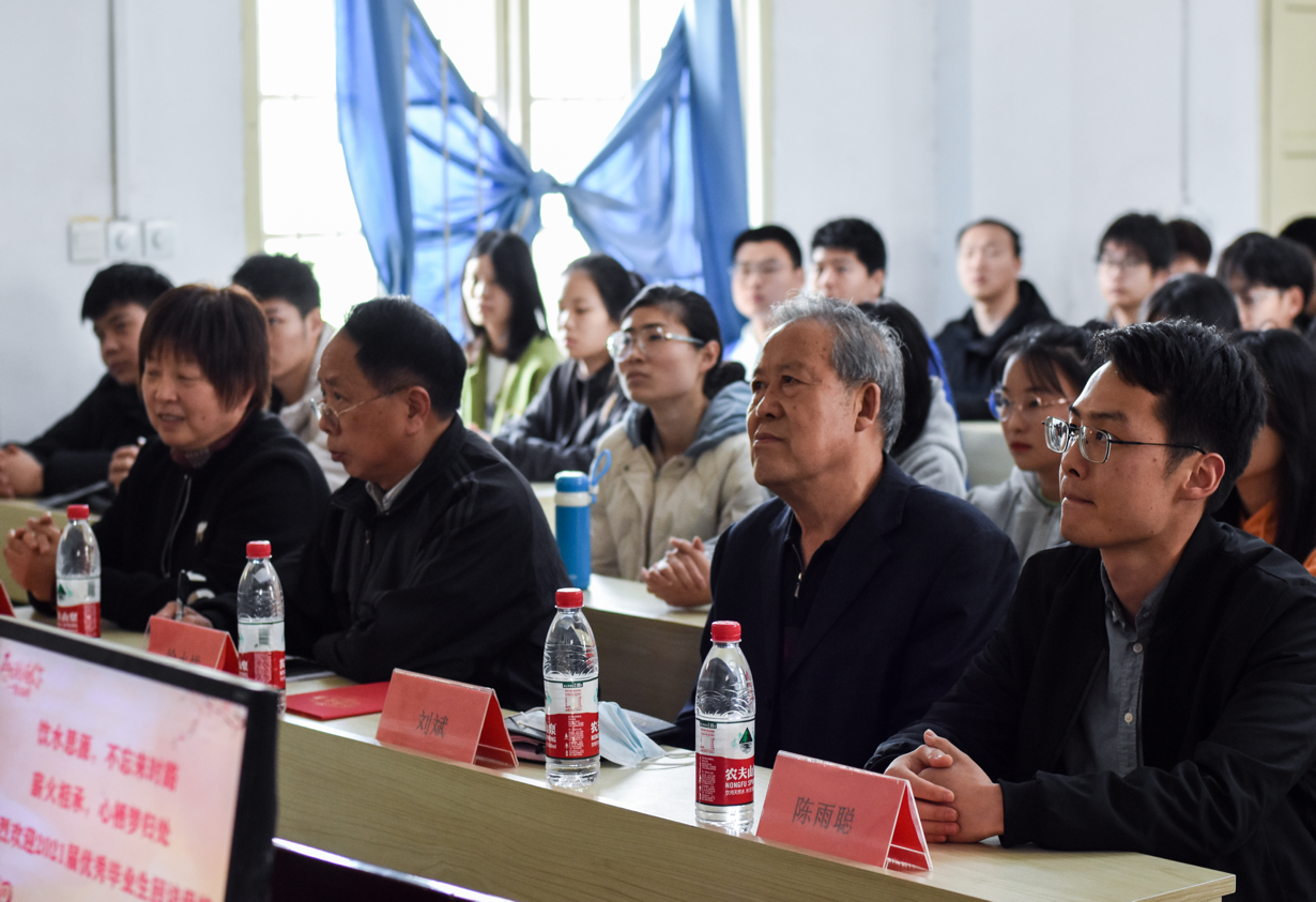 薪火相承，心棲夢歸處 ——武漢科技職業(yè)學(xué)院開展優(yōu)秀畢業(yè)生交流分享活動(dòng)