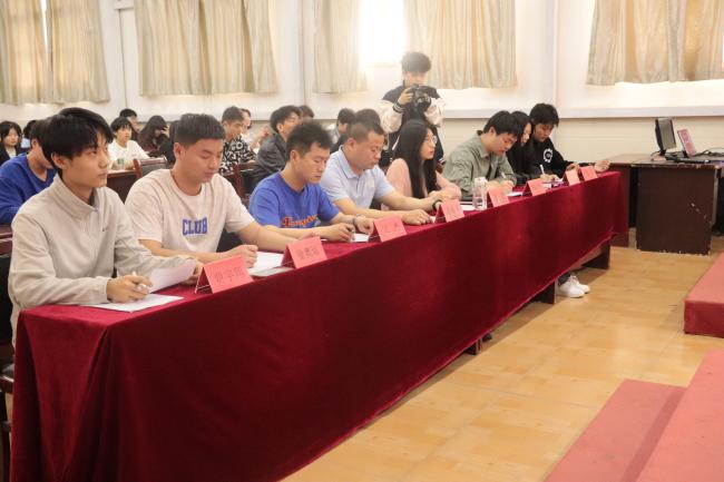 展示主持風(fēng)采，亮出青春底牌