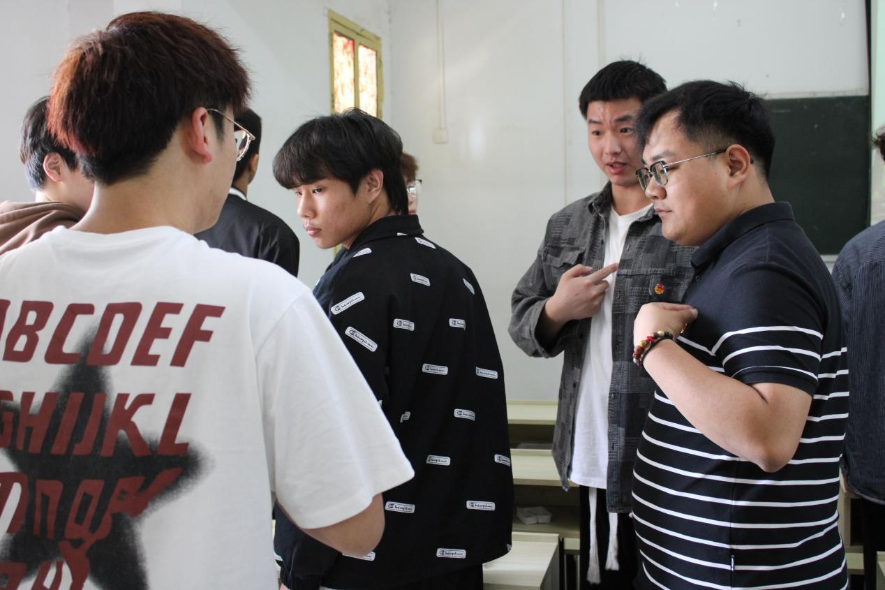 我校團委舉辦第三期團課結(jié)業(yè)典禮暨入團儀式 我校團委舉辦第三期團課結(jié)業(yè)典禮暨入團儀式