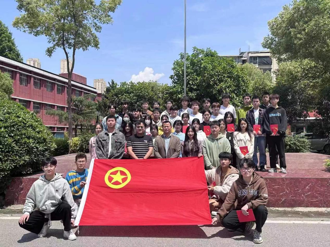 我校團委舉辦第三期團課結(jié)業(yè)典禮暨入團儀式 我校團委舉辦第三期團課結(jié)業(yè)典禮暨入團儀式