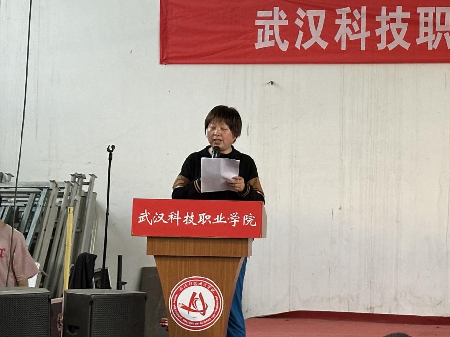 我校舉辦2022-2023學(xué)年“五四”表彰大會(huì)暨文藝匯演 我校舉辦2022-2023學(xué)年“五四”表彰大會(huì)暨文藝匯演