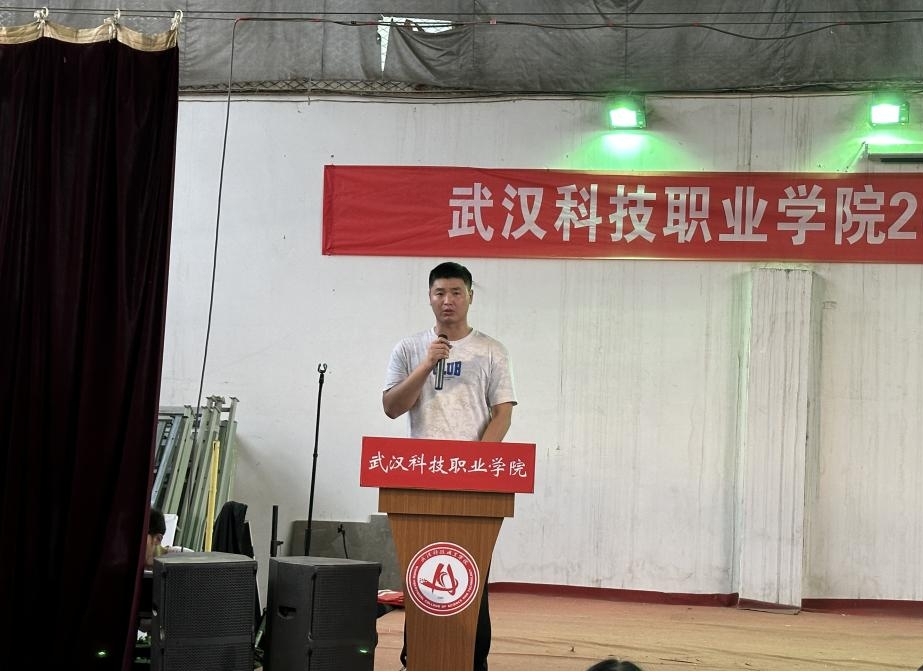 我校舉辦2022-2023學(xué)年“五四”表彰大會(huì)暨文藝匯演 我校舉辦2022-2023學(xué)年“五四”表彰大會(huì)暨文藝匯演