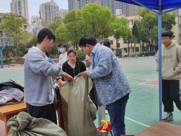 愛心物品傳遞，感恩氣息洋溢