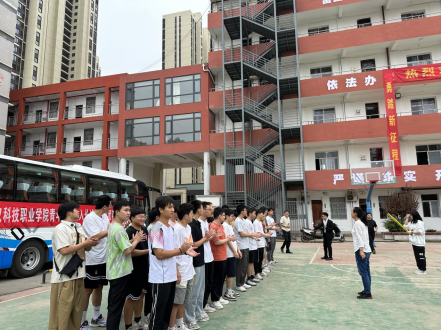 武科職學(xué)子開啟新征程:我院歡送學(xué)生赴企業(yè)實(shí)習(xí)就業(yè)! 武科職學(xué)子開啟新征程:我院歡送學(xué)生赴企業(yè)實(shí)習(xí)就業(yè)!