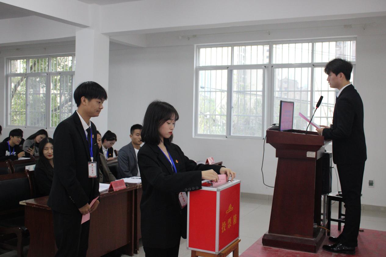 同心聚力學(xué)代會(huì) 逐夢(mèng)青春向未來  ——我校第十二次學(xué)生代表大會(huì)勝利召開