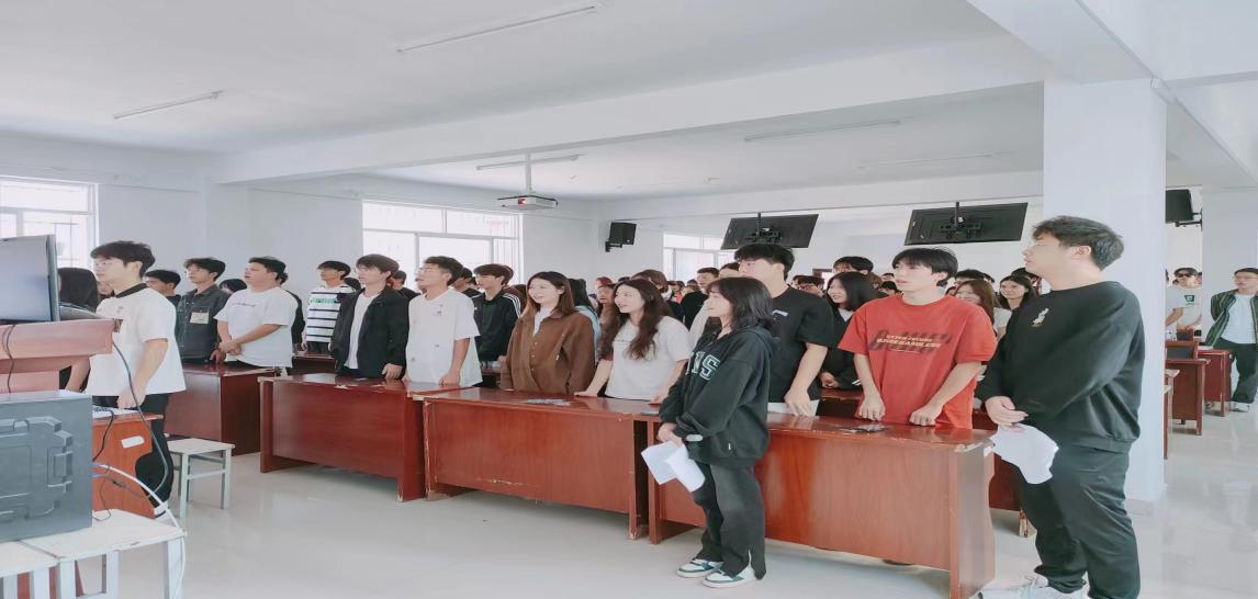 堅定不移跟黨走，青春奮進新征程 ——武漢科技職業(yè)學院第四期團課結(jié)業(yè)典禮暨入團儀式