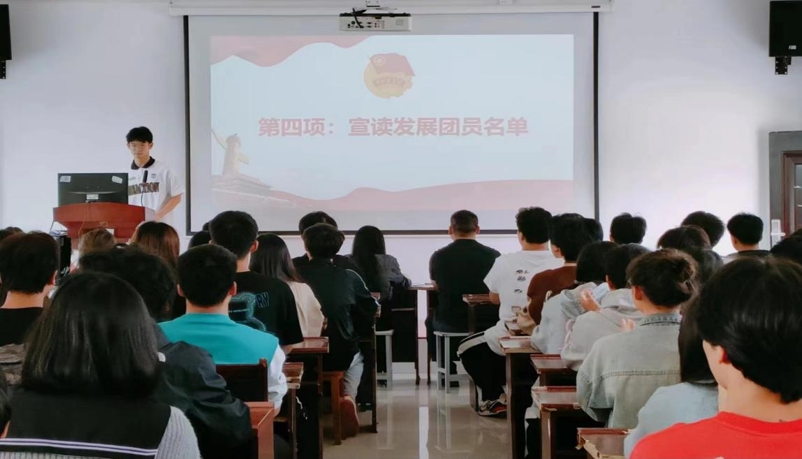 堅定不移跟黨走，青春奮進新征程 ——武漢科技職業(yè)學院第四期團課結(jié)業(yè)典禮暨入團儀式