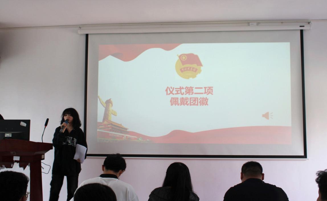 堅定不移跟黨走，青春奮進新征程 ——武漢科技職業(yè)學院第四期團課結(jié)業(yè)典禮暨入團儀式