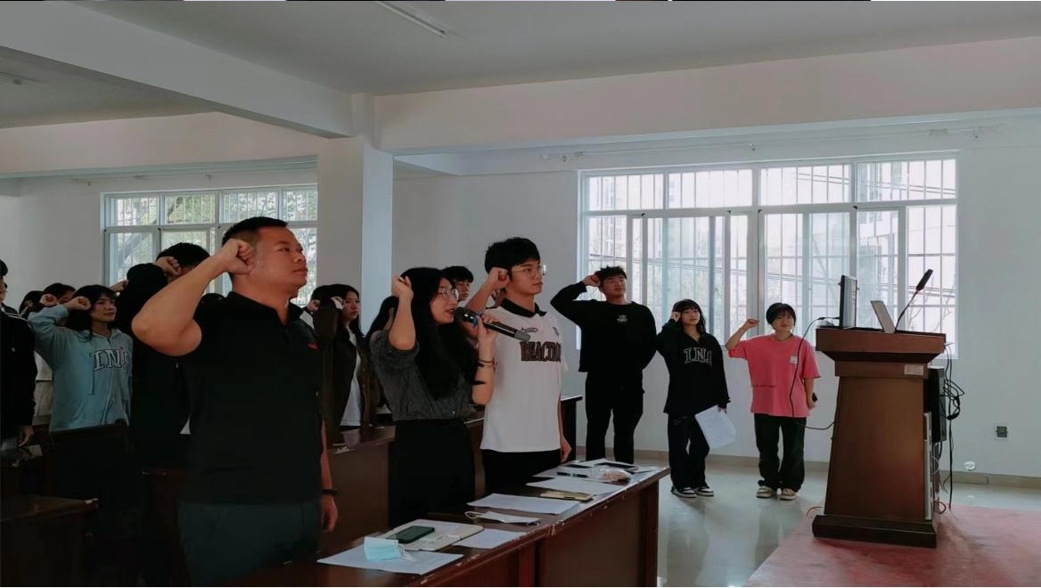 堅定不移跟黨走，青春奮進新征程 ——武漢科技職業(yè)學院第四期團課結(jié)業(yè)典禮暨入團儀式