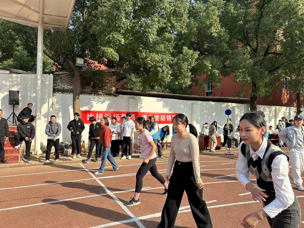 青春奮進新時代，運動逐夢向未來——武漢科技職業(yè)學院2023年秋季運動會暨教職工運動會