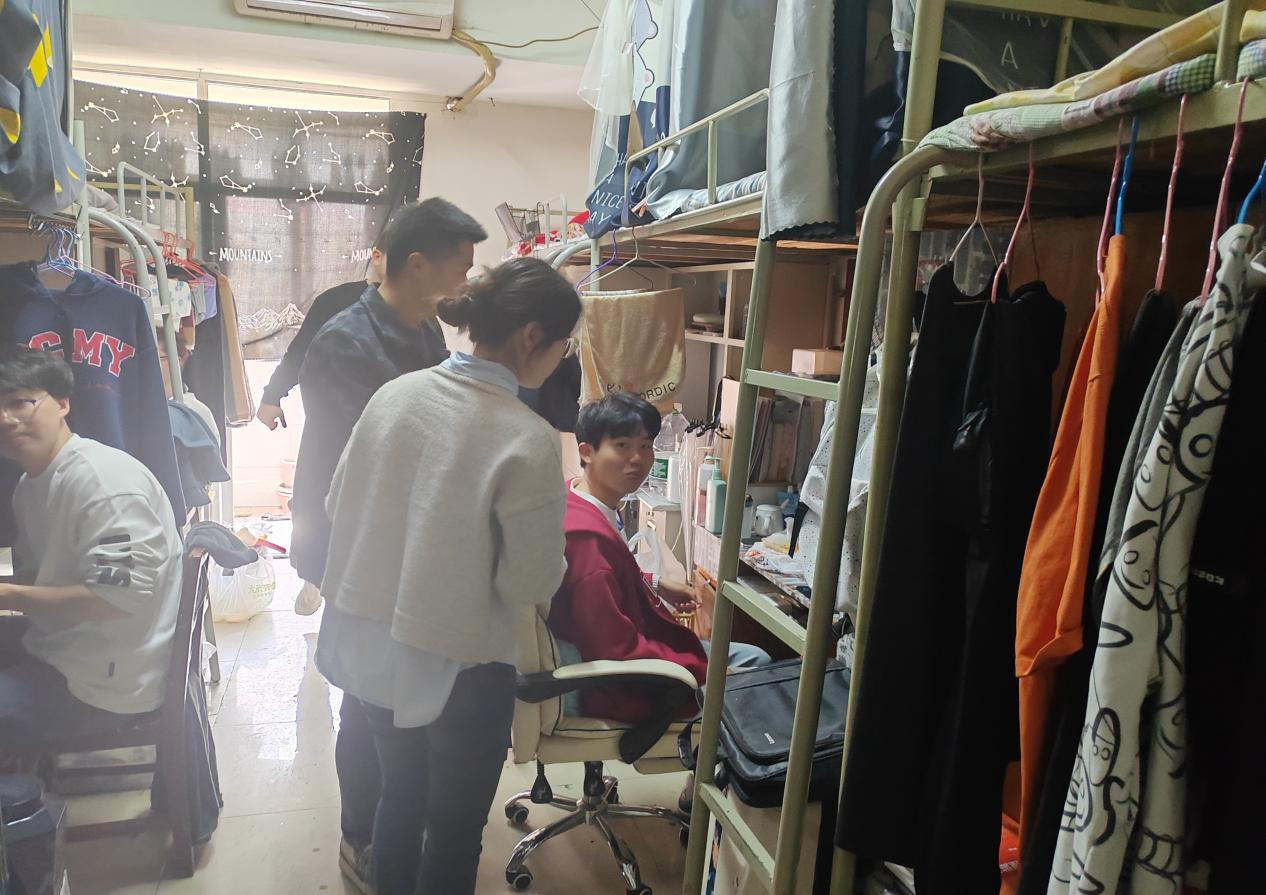 我校多部門聯(lián)合入寢開展安全檢查工作