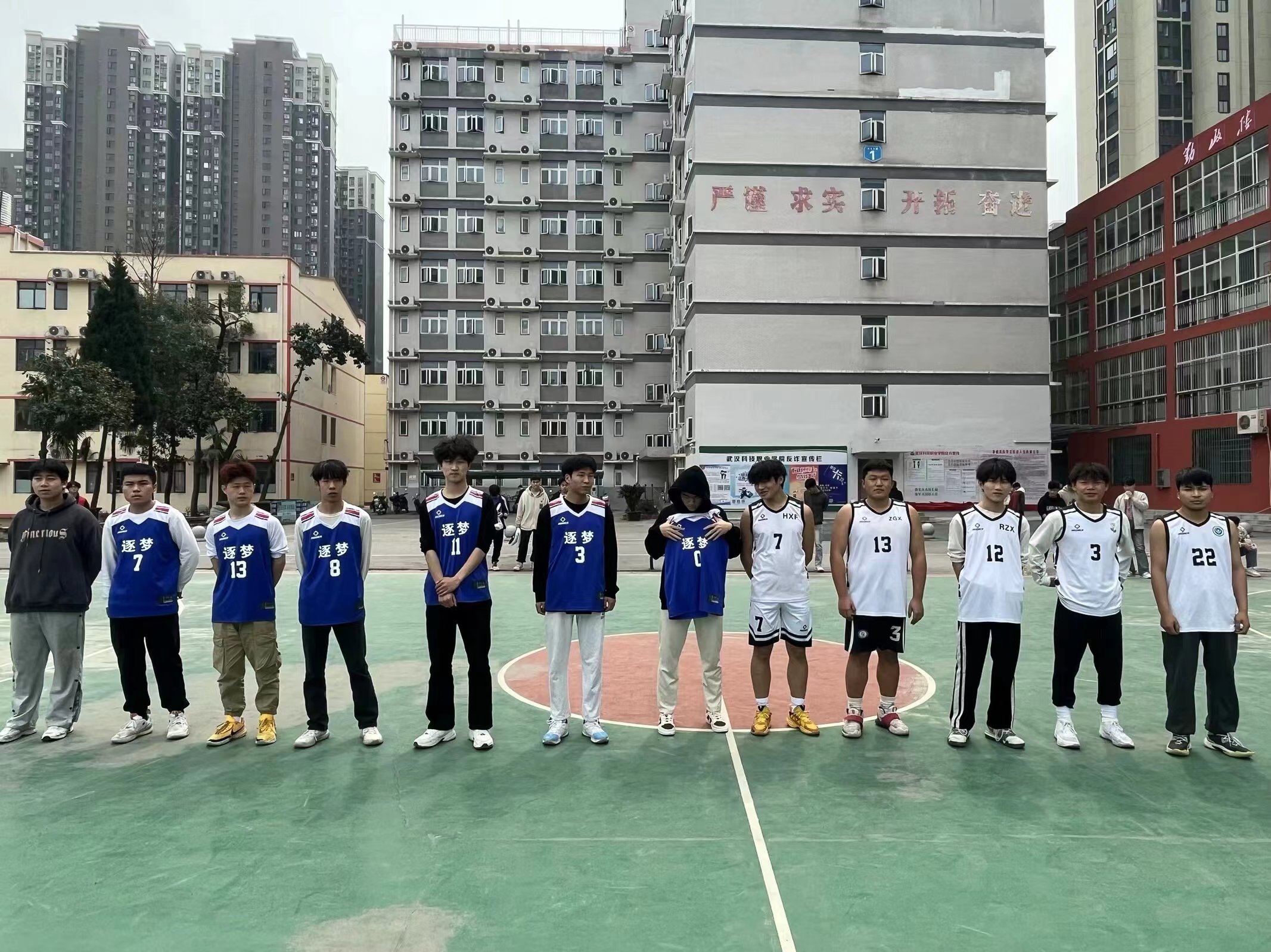 團(tuán)魂燃星空，拼搏正當(dāng)時丨新生籃球賽八強(qiáng)賽“戰(zhàn)況”速報