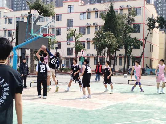 團(tuán)魂燃星空，拼搏正當(dāng)時丨新生籃球賽八強(qiáng)賽“戰(zhàn)況”速報