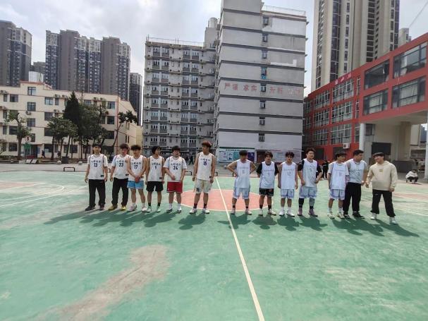 團(tuán)魂燃星空，拼搏正當(dāng)時丨新生籃球賽八強(qiáng)賽“戰(zhàn)況”速報