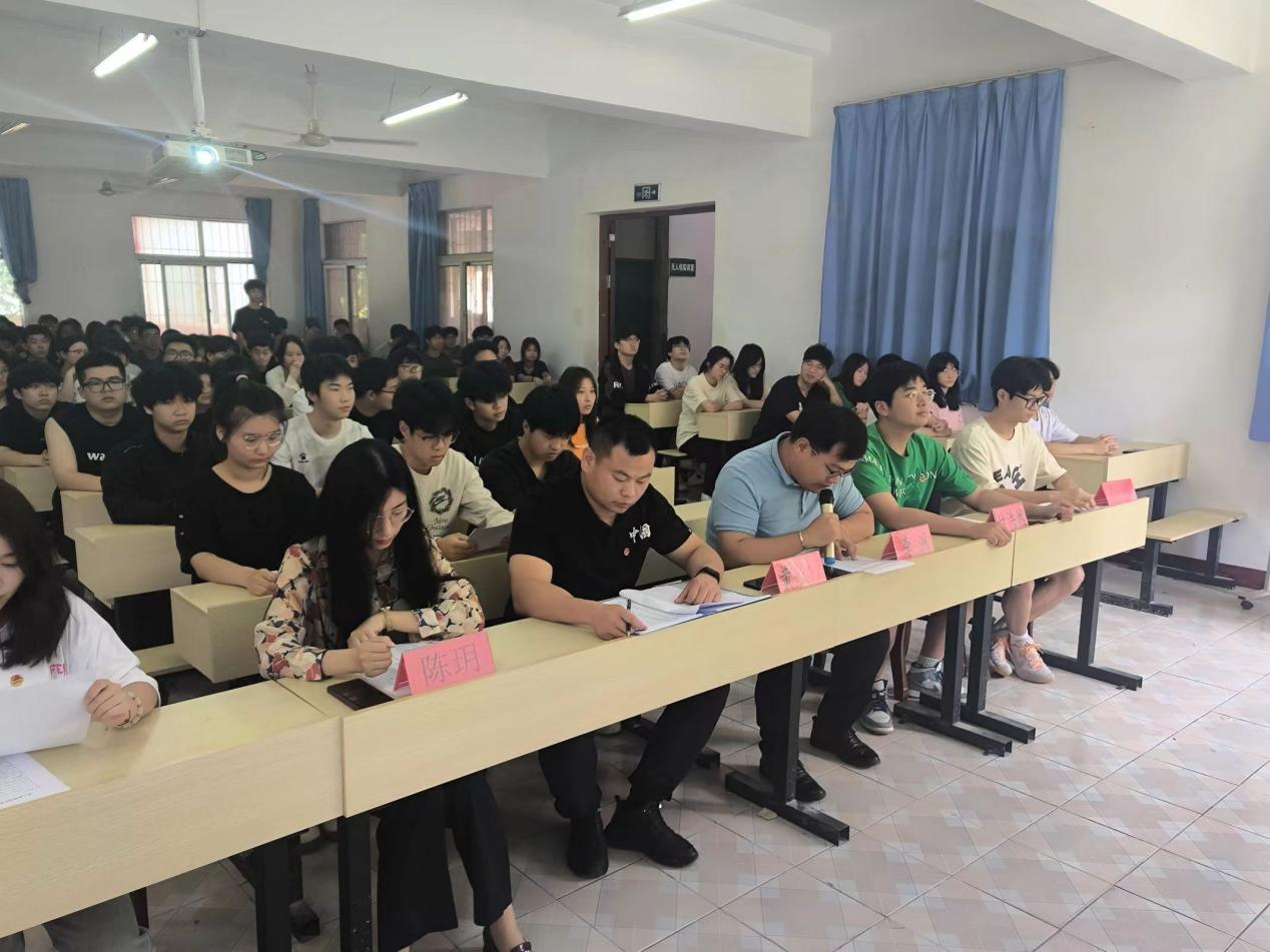 青春心向黨，奮斗新征程 ——武漢科技職業(yè)學(xué)院第五期團(tuán)課結(jié)業(yè)典禮暨入團(tuán)儀式