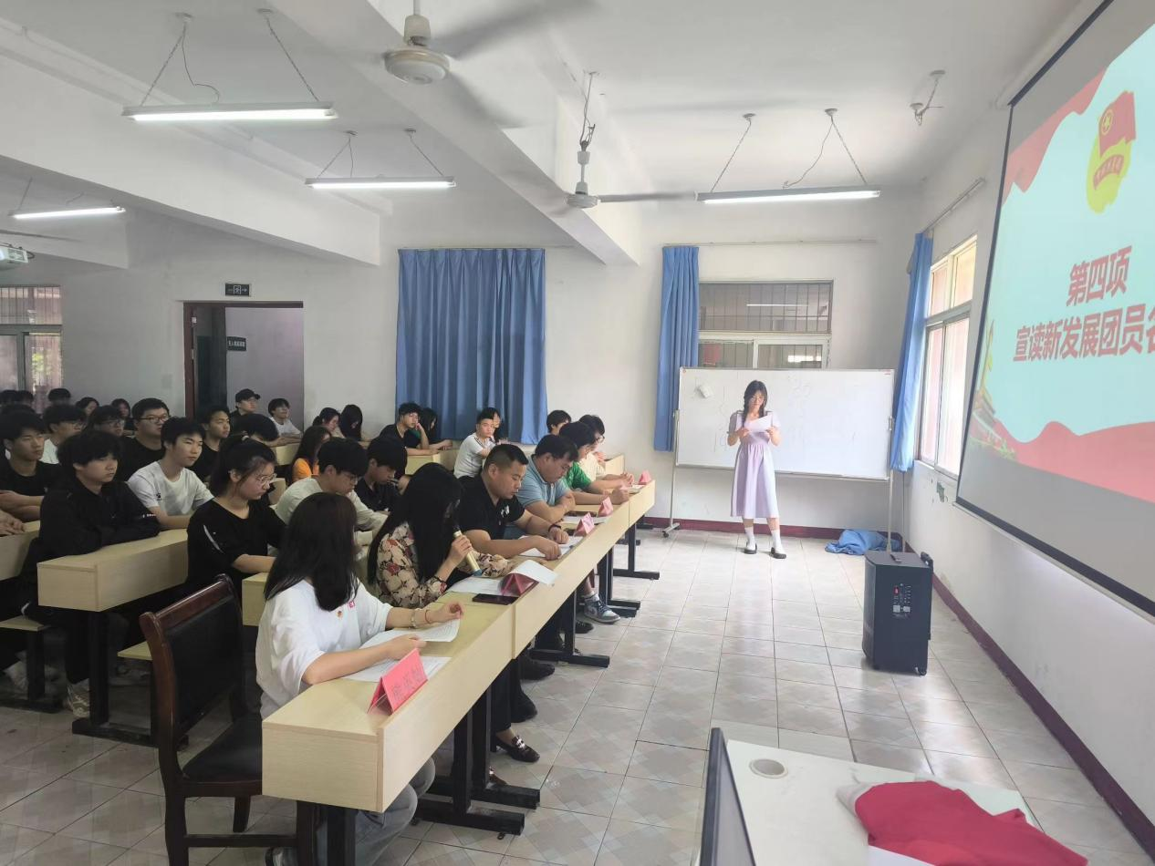 青春心向黨，奮斗新征程 ——武漢科技職業(yè)學(xué)院第五期團(tuán)課結(jié)業(yè)典禮暨入團(tuán)儀式