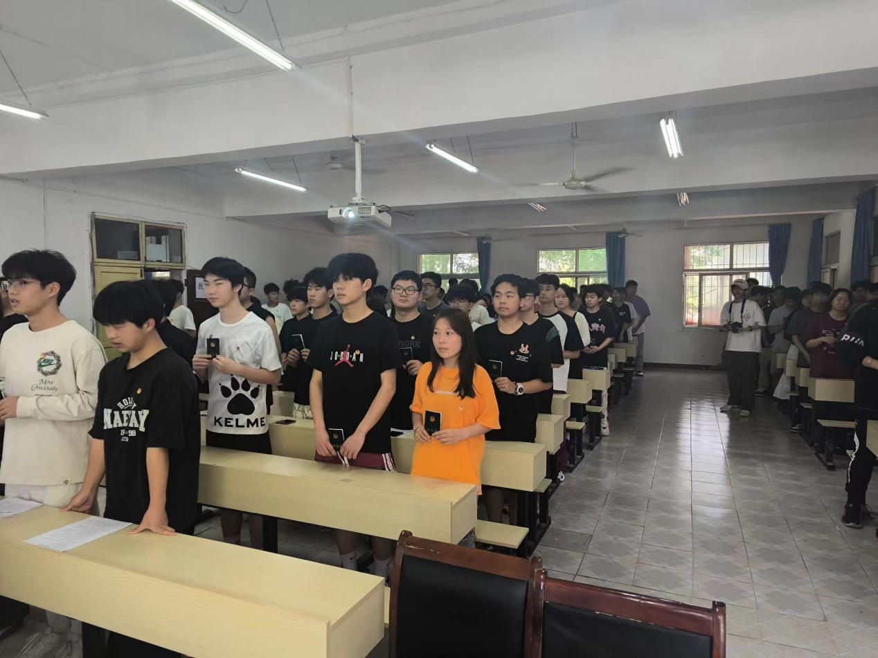 青春心向黨，奮斗新征程 ——武漢科技職業(yè)學(xué)院第五期團(tuán)課結(jié)業(yè)典禮暨入團(tuán)儀式