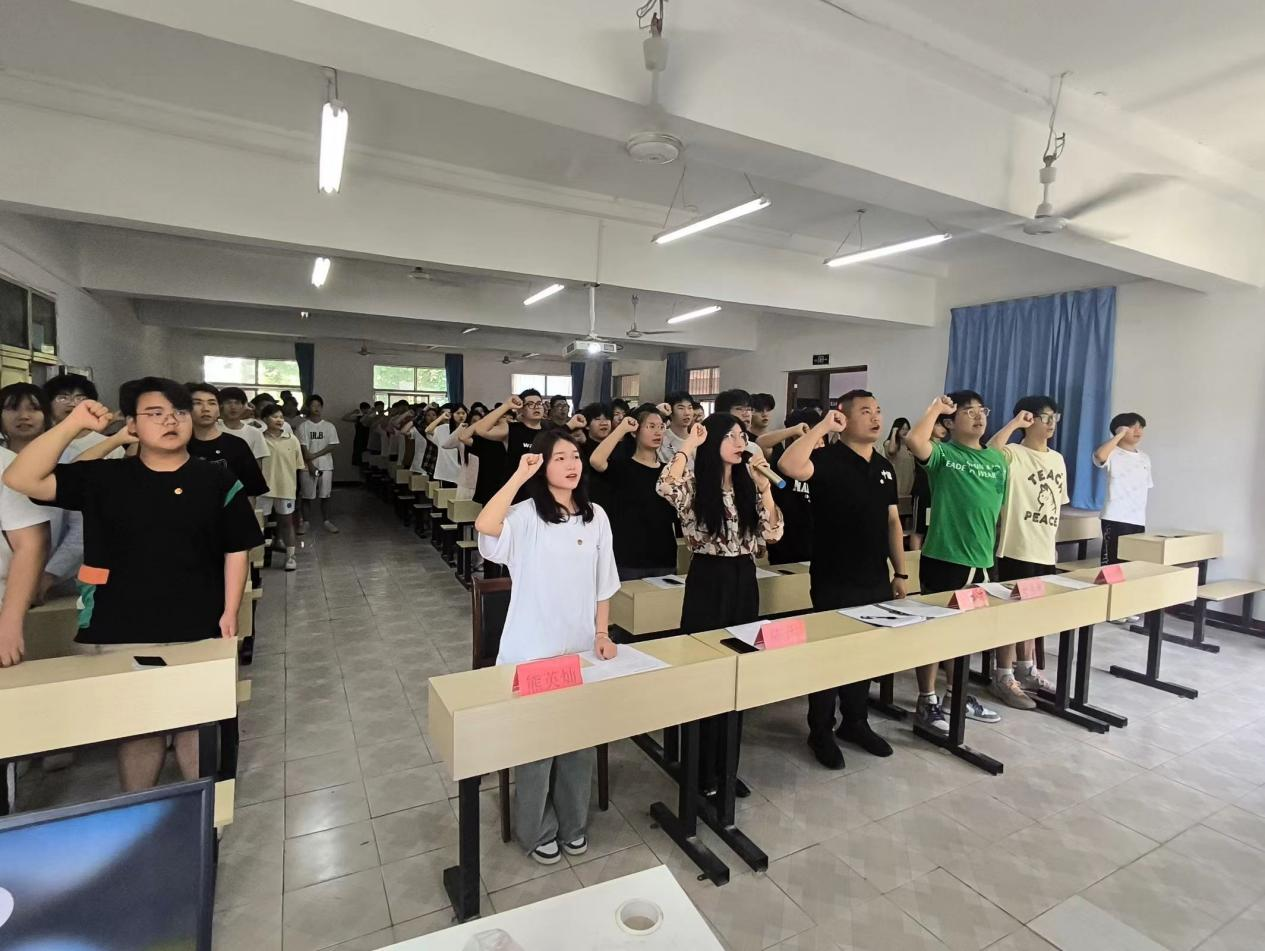 青春心向黨，奮斗新征程 ——武漢科技職業(yè)學(xué)院第五期團(tuán)課結(jié)業(yè)典禮暨入團(tuán)儀式