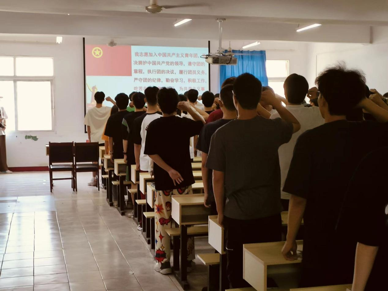 青春心向黨，奮斗新征程 ——武漢科技職業(yè)學(xué)院第五期團(tuán)課結(jié)業(yè)典禮暨入團(tuán)儀式