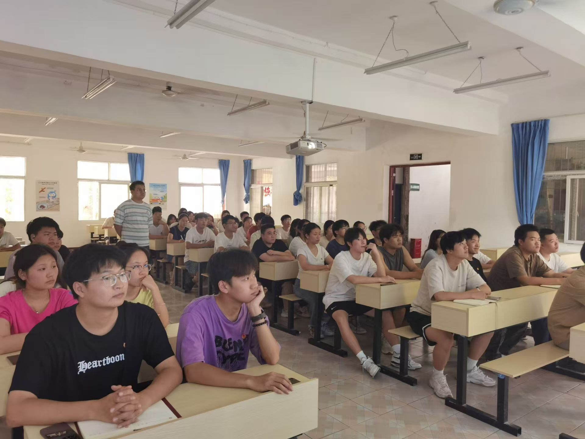 擔(dān)當(dāng)教育新使命,奮進強國新征程 ——師生共看微黨課,校園觀影暖人心 擔(dān)當(dāng)教育新使命,奮進強國新征程 ——師生共看微黨課,校園觀影暖人心