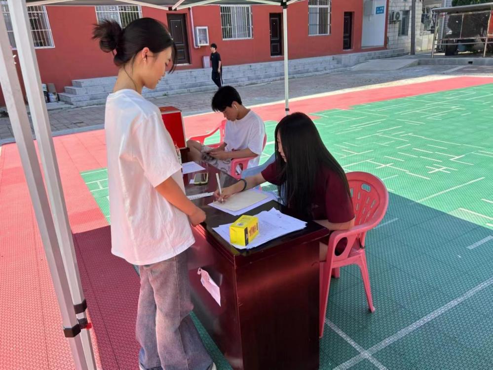 團簇星空，綻放芳華               ——武漢科技職業(yè)學(xué)院第二屆社團文化節(jié)