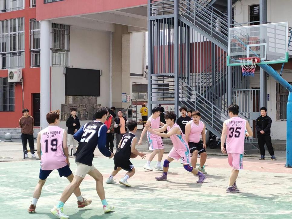 團簇星空，綻放芳華               ——武漢科技職業(yè)學(xué)院第二屆社團文化節(jié)