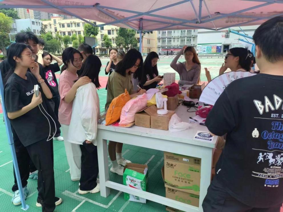 團簇星空，綻放芳華               ——武漢科技職業(yè)學(xué)院第二屆社團文化節(jié)