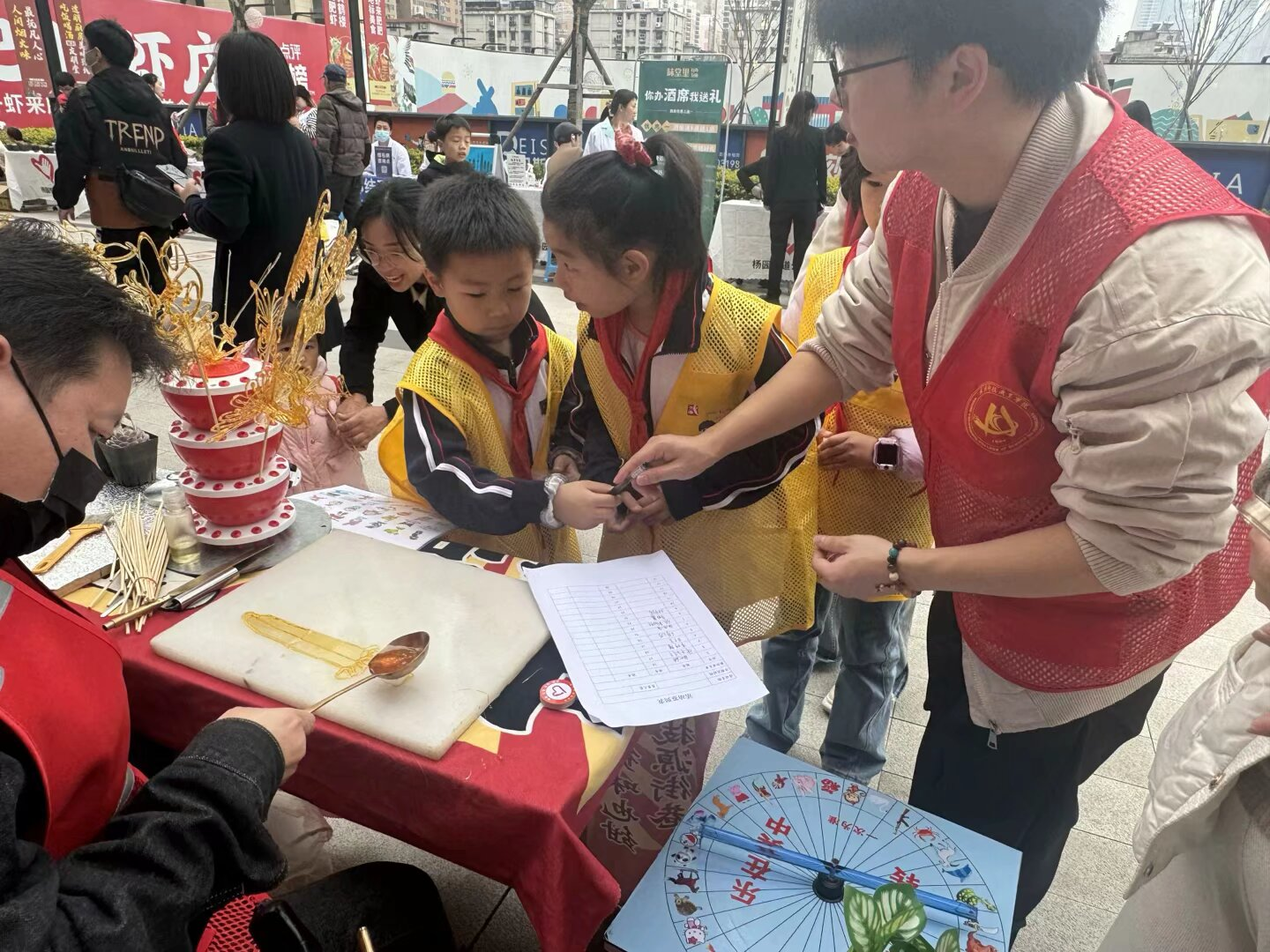 弘揚(yáng)雷鋒精神，爭做時(shí)代新人