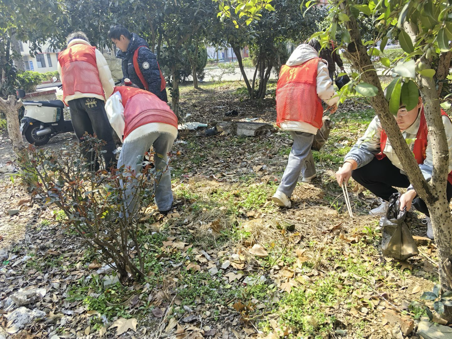 弘揚(yáng)雷鋒精神，爭做時(shí)代新人