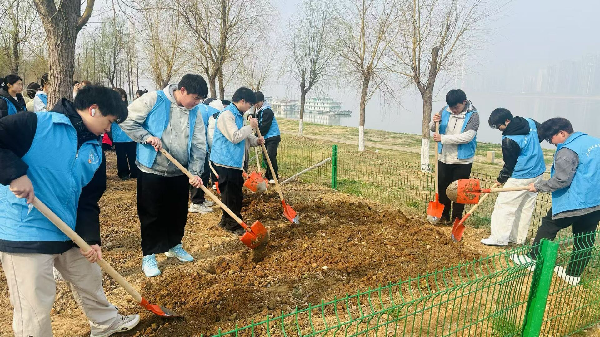 弘揚(yáng)雷鋒精神，爭做時(shí)代新人
