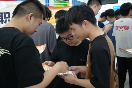 畢業(yè)進(jìn)行時,就業(yè)零距離: 武漢科技職業(yè)學(xué)院畢業(yè)證領(lǐng)取日巧設(shè)就業(yè)直通車 畢業(yè)進(jìn)行時,就業(yè)零距離: 武漢科技職業(yè)學(xué)院畢業(yè)證領(lǐng)取日巧設(shè)就業(yè)直通車