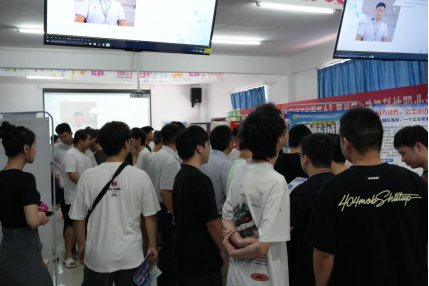 畢業(yè)進(jìn)行時,就業(yè)零距離: 武漢科技職業(yè)學(xué)院畢業(yè)證領(lǐng)取日巧設(shè)就業(yè)直通車 畢業(yè)進(jìn)行時,就業(yè)零距離: 武漢科技職業(yè)學(xué)院畢業(yè)證領(lǐng)取日巧設(shè)就業(yè)直通車