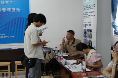 畢業(yè)進(jìn)行時,就業(yè)零距離: 武漢科技職業(yè)學(xué)院畢業(yè)證領(lǐng)取日巧設(shè)就業(yè)直通車 畢業(yè)進(jìn)行時,就業(yè)零距離: 武漢科技職業(yè)學(xué)院畢業(yè)證領(lǐng)取日巧設(shè)就業(yè)直通車