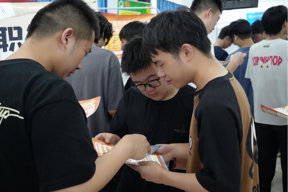 畢業(yè)進(jìn)行時，就業(yè)零距離:  武漢科技職業(yè)學(xué)院畢業(yè)證領(lǐng)取日巧設(shè)就業(yè)直通車