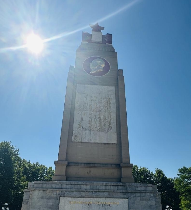 汲取防汛精神力量，共筑高校黨建新篇——武漢科技職業(yè)學(xué)院、武漢城市職業(yè)學(xué)院計算機與電子信息工程學(xué)院共赴武漢防汛紀念碑開展主題黨建活動