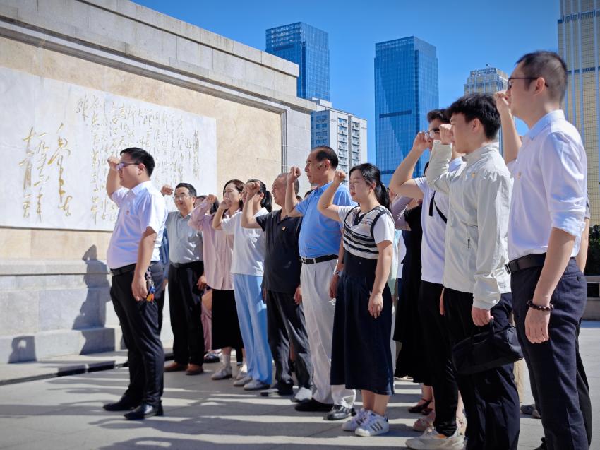 汲取防汛精神力量，共筑高校黨建新篇——武漢科技職業(yè)學(xué)院、武漢城市職業(yè)學(xué)院計算機與電子信息工程學(xué)院共赴武漢防汛紀念碑開展主題黨建活動