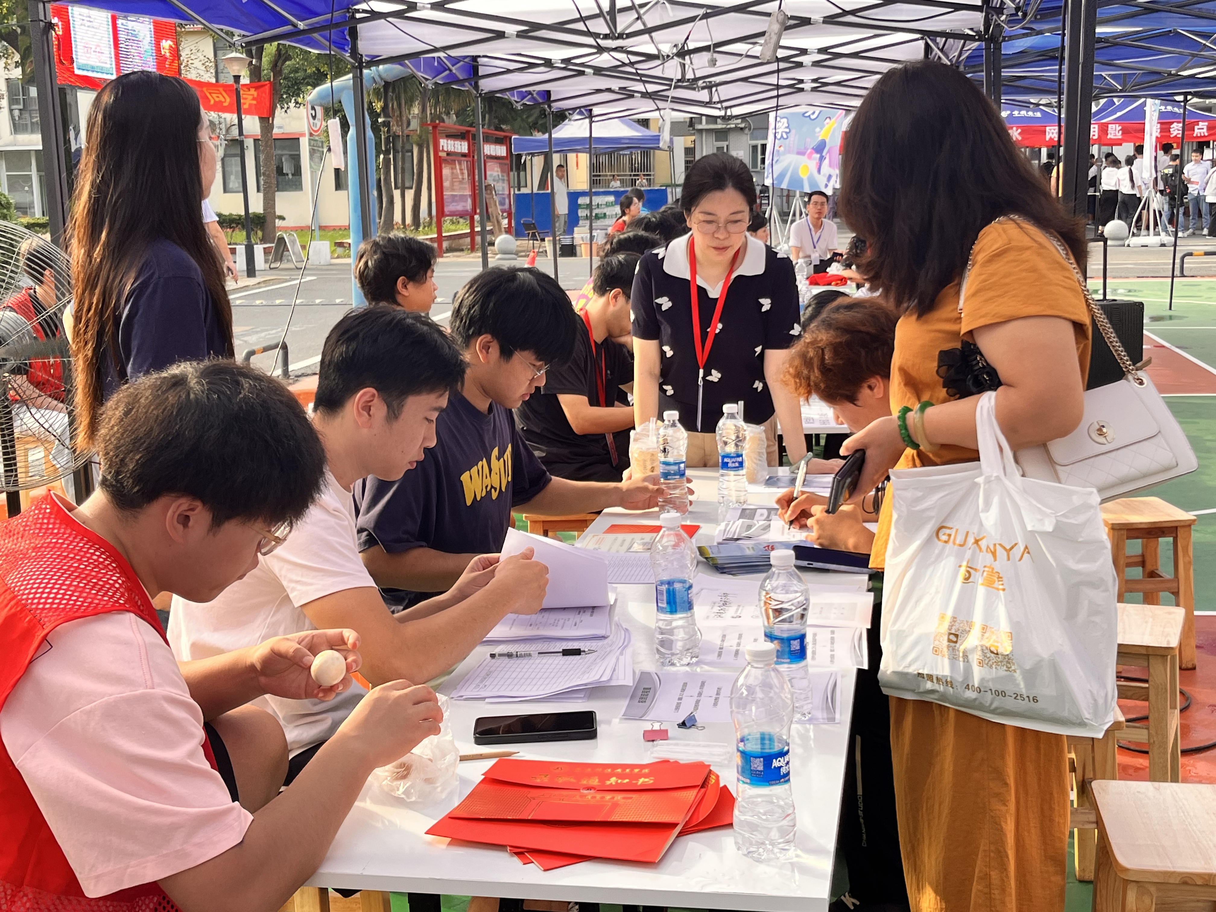 以心迎新，共赴星?！錆h科技職業(yè)學(xué)院圓滿完成2025級(jí)新生迎接工作