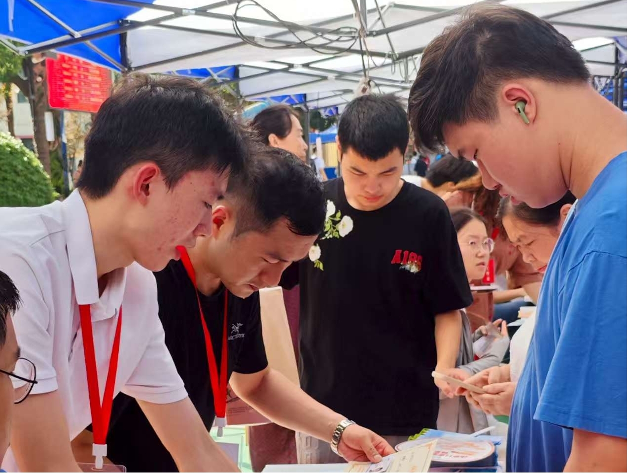 以心迎新，共赴星?！錆h科技職業(yè)學(xué)院圓滿完成2025級(jí)新生迎接工作