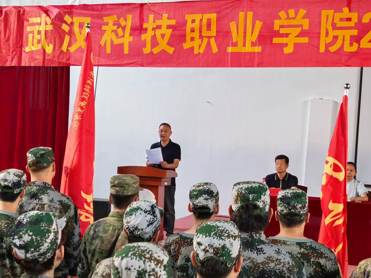 武漢科技職業(yè)學(xué)院2025年新生軍訓(xùn)正式開營(yíng)——錚錚青春正步走，意氣風(fēng)發(fā)戎裝顏