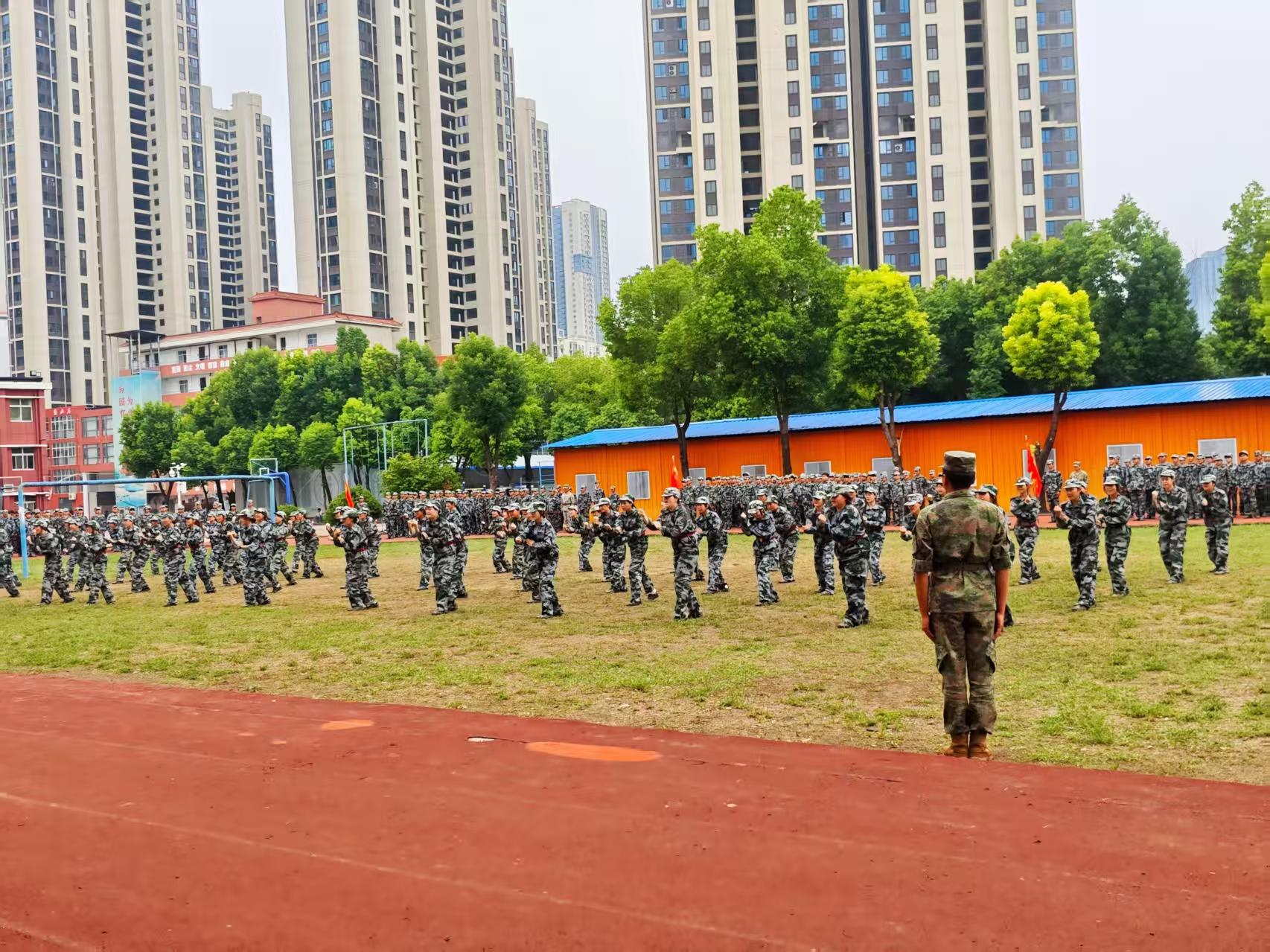 武漢科技職業(yè)學(xué)院隆重舉行2025級(jí)新生軍訓(xùn)總結(jié)表彰大會(huì)