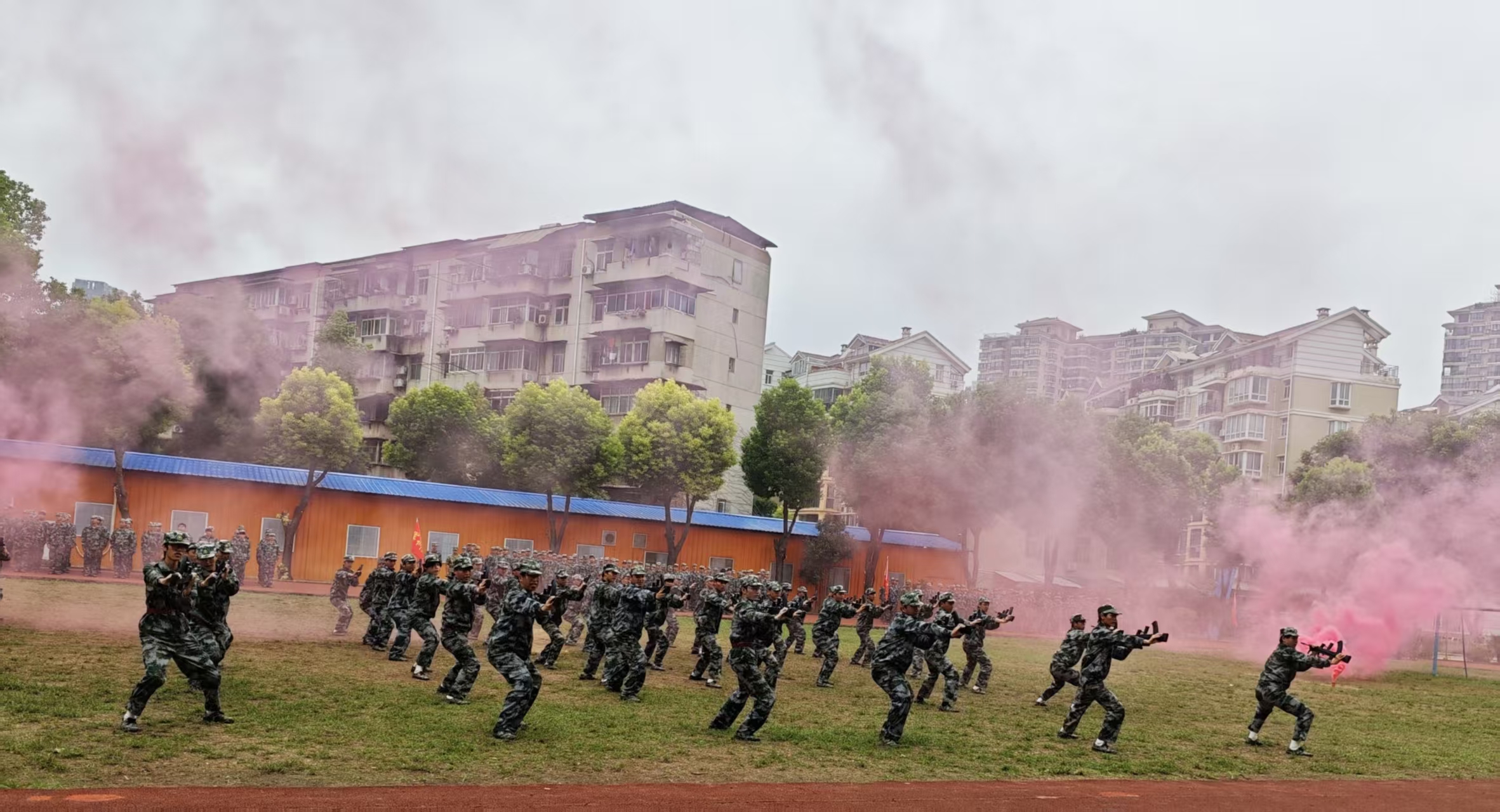 武漢科技職業(yè)學(xué)院隆重舉行2025級(jí)新生軍訓(xùn)總結(jié)表彰大會(huì)