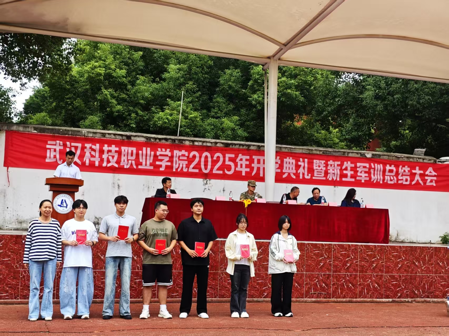 武漢科技職業(yè)學(xué)院隆重舉行2025級(jí)新生軍訓(xùn)總結(jié)表彰大會(huì)