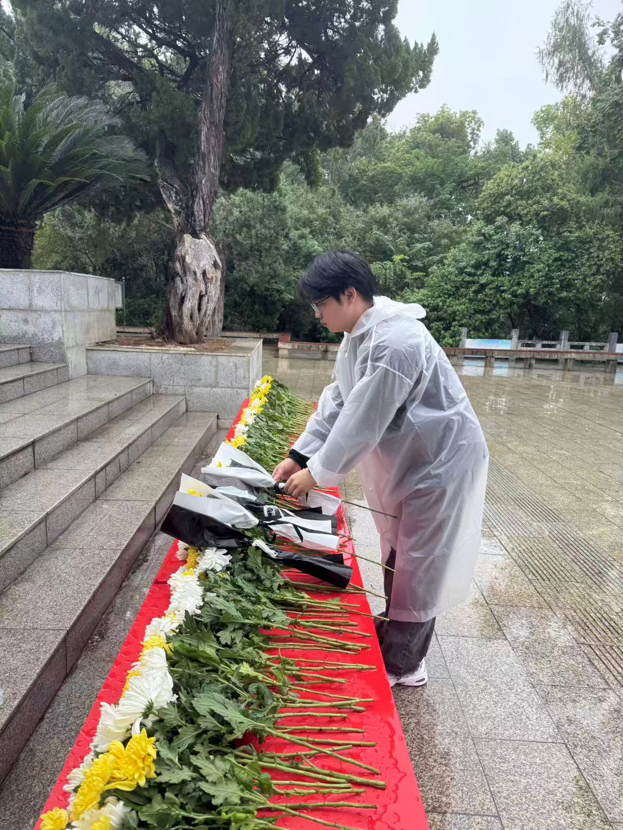 風(fēng)雨寄哀思，精神永傳承 ——我院師生赴施洋烈士陵園開展祭掃活動(dòng)