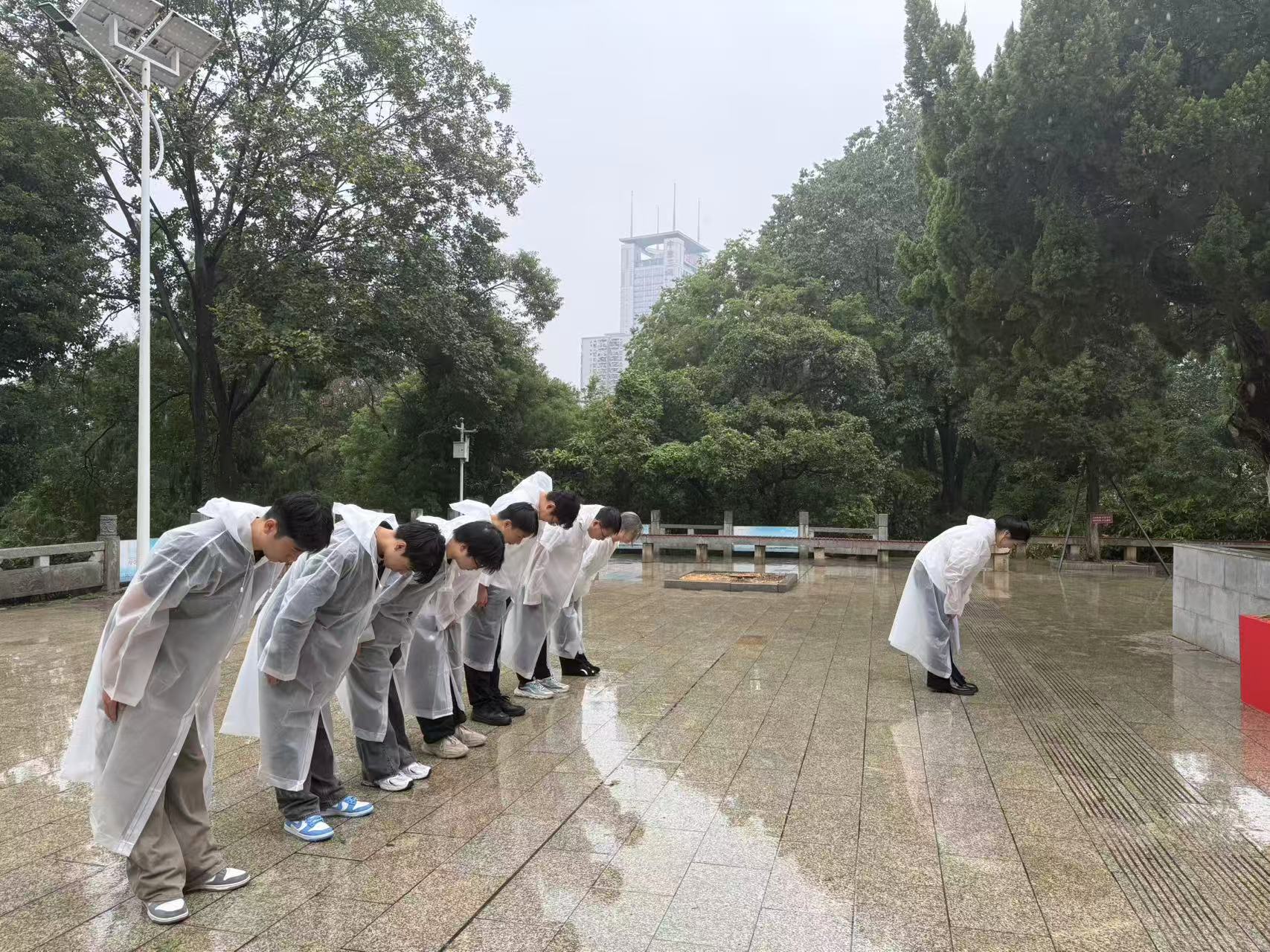 風(fēng)雨寄哀思，精神永傳承 ——我院師生赴施洋烈士陵園開展祭掃活動(dòng)