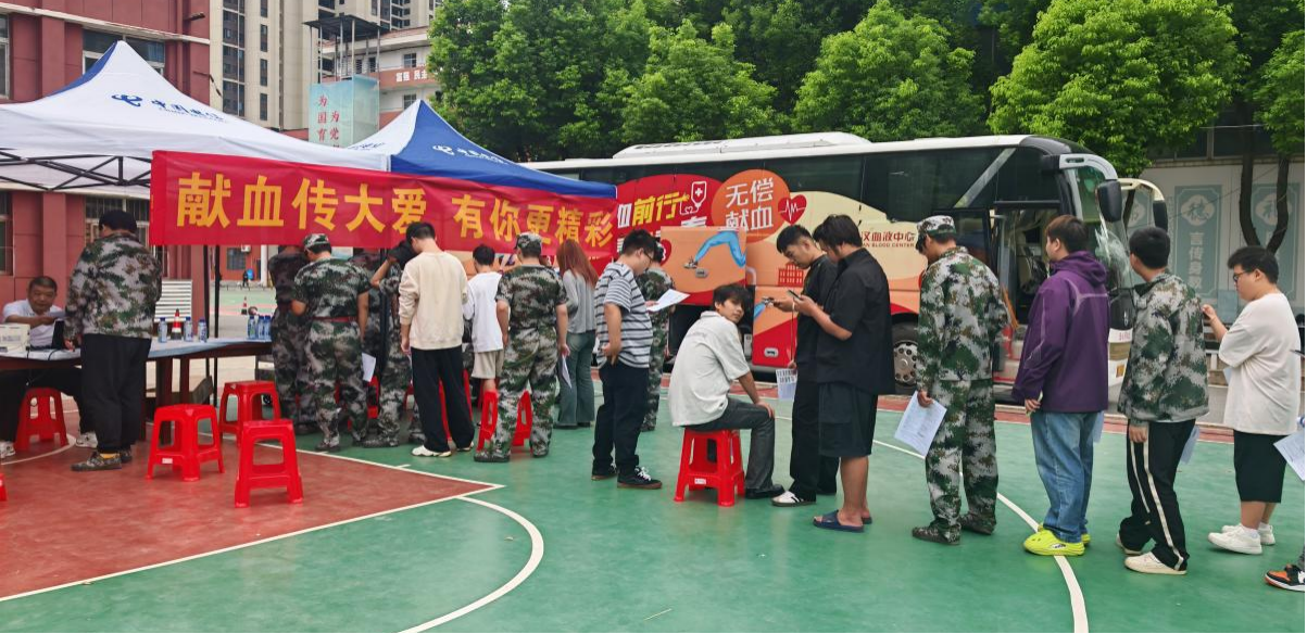 武漢科技職業(yè)學(xué)院學(xué)子踴躍獻(xiàn)血 以熱血青春傳遞愛心 武漢科技職業(yè)學(xué)院學(xué)子踴躍獻(xiàn)血 以熱血青春傳遞愛心