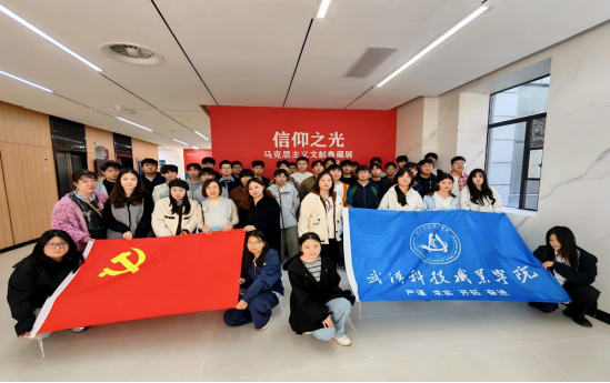 探尋真理之光 汲取奮進力量——我院師生前往華中師范大學參觀“信仰之光——馬克思主義文獻典藏展”