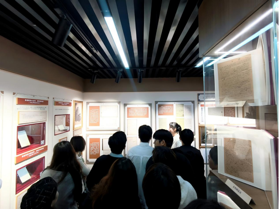 探尋真理之光 汲取奮進力量——我院師生前往華中師范大學參觀“信仰之光——馬克思主義文獻典藏展”